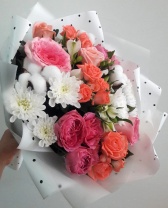 Сборный букет в белой упаковке в горошек Сборный букет в белой упаковке в горошек