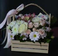 Деревянный ящик с мелкоцветной розой и хризантемой Деревянный ящик с мелкоцветной розой и хризантемой