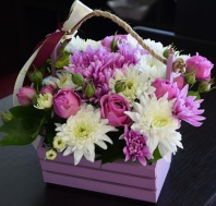 Композиция из хризантемы и пионовидной кустовой розы Композиция из хризантемы и пионовидной кустовой розы