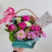 Композиция в деревянной коробке с хризантемой и кустовой розой Композиция в деревянной коробке с хризантемой и кустовой розой