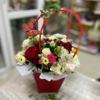 Композиция с красными и кустовыми розами Композиция с красными и кустовыми розами
