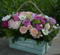 Деревянный ящик с мелкоцветной розой Деревянный ящик с мелкоцветной розой