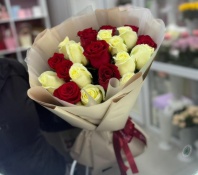 21 роза 40-50см, 2 сорт в оформлении