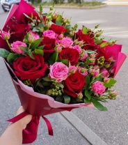 11 бордовых роз 60см и 5 веток Мисти Баблз в сборном букете 11 бордовых роз 60см и 5 веток Мисти Баблз в сборном букете