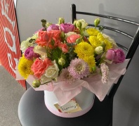 Шляпная коробка с жёлтой хризантемой и кустовой розой Шляпная коробка с жёлтой хризантемой и кустовой розой