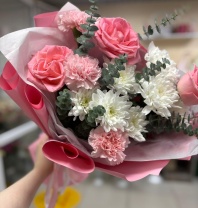 Сборный букет с розами 40-50см, хризантемами, эвкалиптом и диантусами