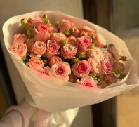 Букет из 11 роз "Бэби лав 40см" и 5 веток кустовой пионовидной розы Букет из 11 роз "Бэби лав 40см" и 5 веток кустовой пионовидной розы