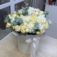 Шляпная коробка в светлых оттенках с эвкалиптом Шляпная коробка в светлых оттенках с эвкалиптом