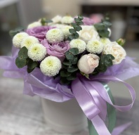 Розы, хризантемы, эвкалипт в шляпной коробке Розы, хризантемы, эвкалипт в шляпной коробке