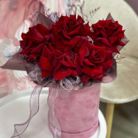 Шляпная коробка с красными розами Шляпная коробка с красными розами