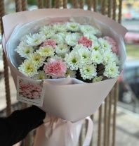 Букет из 7 веток хризантемы и 5 диантусов Букет из 7 веток хризантемы и 5 диантусов