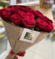 Букет из 31 красной розы 60см в крафте Букет из 31 красной розы 60см в крафте