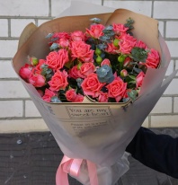 Кустовая роза Барбадос, 7 веток с эвкалиптом