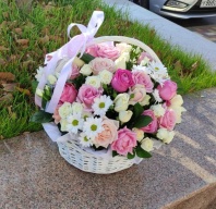 Белая корзина с розами и хризантемой Белая корзина с розами и хризантемой