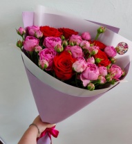 Букет из 5роз 60см и кустовой пионовидной розы 7веток 60см Букет из 5роз 60см и кустовой пионовидной розы 7веток 60см