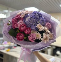 Сборный букет с гортензией, кустовыми розами, хризантема Сборный букет с гортензией, кустовыми розами, хризантема