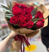 Букет из 15 роз (40-50м,2сорт) с эвкалиптом. В ассортименте разные цвета на выбор Букет из 15 роз (40-50м,2сорт) с эвкалиптом. В ассортименте разные цвета на выбор