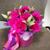 7 диантусов с эвкалиптом в шляпной коробке 7 диантусов с эвкалиптом в шляпной коробке