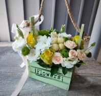 Композиция в деревянном ящике с желтыми розами, хризантемой и кремовой кустовой Композиция в деревянном ящике с желтыми розами, хризантемой и кремовой кустовой