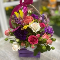 Кустовые розы и диантусы в деревянной коробочке Кустовые розы и диантусы в деревянной коробочке