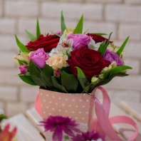 Композиция из одноголовой и мелкоцветной пионовидной розы Композиция из одноголовой и мелкоцветной пионовидной розы