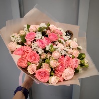 11 веток кустовой розы нежных оттенков в упаковке на выбор 11 веток кустовой розы нежных оттенков в упаковке на выбор