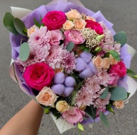 Пионовидные розы, ароматный эвкалипт, хризантема, кустовая роза и хлопок в сборном букете Пионовидные розы, ароматный эвкалипт, хризантема, кустовая роза и хлопок в сборном букете