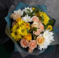 Кустовая роза Свит Сара и кустовая хризантема в сборном букете. Розы 2сорт 7шт Кустовая роза Свит Сара и кустовая хризантема в сборном букете. Розы 2сорт 7шт