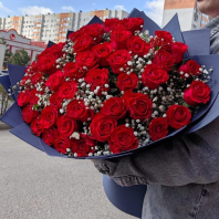 51 красная роза, 60 см с гипсофилой. Упаковка на выбор 51 красная роза, 60 см с гипсофилой. Упаковка на выбор