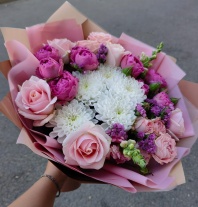 Роза Аваланж Свит 2 сорт, кустовая роза и хризантема в сборном букете Роза Аваланж Свит 2 сорт, кустовая роза и хризантема в сборном букете