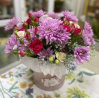 Шляпная коробка с фиолетовой хризантемой и кустовой розой Шляпная коробка с фиолетовой хризантемой и кустовой розой