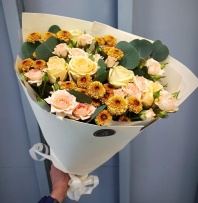 Хризантемы пуговки, кустовая роза и эвкалипт в сборном букете Хризантемы пуговки, кустовая роза и эвкалипт в сборном букете