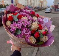 Малиновая кустовая 3шт, Савита 2сорт 11шт и хризантема в сборном букете Малиновая кустовая 3шт, Савита 2сорт 11шт и хризантема в сборном букете