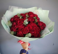 7 красных кустовых веток в оформлении на ваш вкус 7 красных кустовых веток в оформлении на ваш вкус