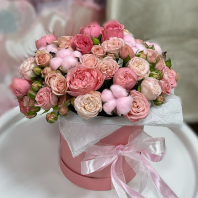 Шляпная коробка с кустовыми розами и хлопком Шляпная коробка с кустовыми розами и хлопком