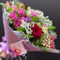 Сборный букет из кустовой пионовидной розы Мисти Баблс, с гипсофилой и красными розами Сборный букет из кустовой пионовидной розы Мисти Баблс, с гипсофилой и красными розами