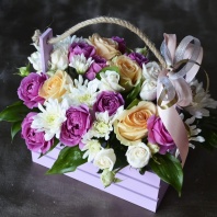 Деревянный ящик с хризантемами и мисти баблз Деревянный ящик с хризантемами и мисти баблз