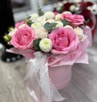 Шляпная коробочка в бело-розовых тонах Шляпная коробочка в бело-розовых тонах