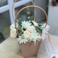 Хризантемы, кустовая роза и эвкалипт в коробочке Хризантемы, кустовая роза и эвкалипт в коробочке