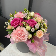 Композиция в шляпной коробке с кустовыми розами, хризантемой, диантусами и гипсофилой Композиция в шляпной коробке с кустовыми розами, хризантемой, диантусами и гипсофилой