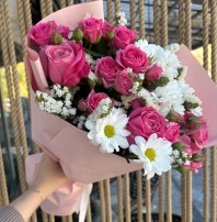 Сборный букет в розовых тонах с белой кустовой хризантемой Сборный букет в розовых тонах с белой кустовой хризантемой