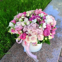 Большая шляпная коробка с гортензией, розами и сезонными цветами Большая шляпная коробка с гортензией, розами и сезонными цветами