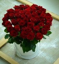 51 роза в шляпной коробке (2сорт, разные цвета) 51 роза в шляпной коробке (2сорт, разные цвета)