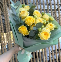 Букет из 5 веток кустовой пионовидной розы с эвкалиптом  Букет из 5 веток кустовой пионовидной розы с эвкалиптом