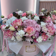 Шляпная коробка с гортензией, диантусами и розами Шляпная коробка с гортензией, диантусами и розами