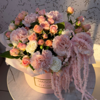 Нежная шляпная коробка с кустовыми розами и диантусами Нежная шляпная коробка с кустовыми розами и диантусами