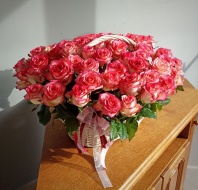 65 роз 2 сорта в корзине. В ассортименте разные цвета роз 65 роз 2 сорта в корзине. В ассортименте разные цвета роз