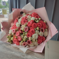 Букет из кустовых роз с одноголовой Лондон ай Букет из кустовых роз с одноголовой Лондон ай