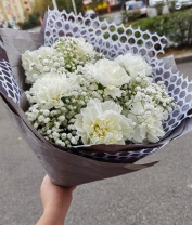 Букет из 7 белых диантусов с гипсофилой, в упаковке на выбор Букет из 7 белых диантусов с гипсофилой, в упаковке на выбор