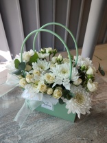 Композиция из хризантемы и белой кустовой розы Композиция из хризантемы и белой кустовой розы